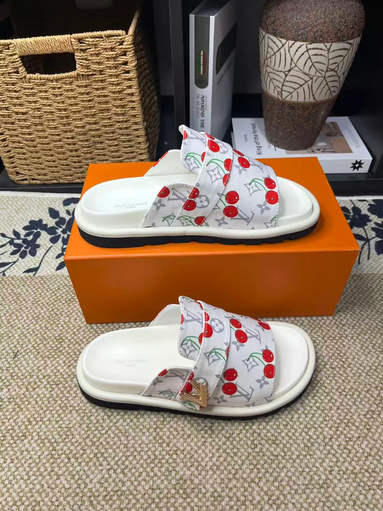 P340 [New Style] [LOUIS VUITTON] Louis Vuitton, LV printing, men's and women's slippers are now on the market, packed in drawer boxes with cloth bags and cards, the upper pattern looks very soft and waxy, and is a super versatile leg slimming tool. Fabric: imported denim/canvas/old fabric, LV hardware LOGO, official website pattern printing, comfortable to wear, feet: high-elastic PU water table. Sole: foam sole, heel height: about 5cm. Code number: 35-46, 35, 45, 46 are custom-made and non-returnable. Color: multiple colors and styles available.
